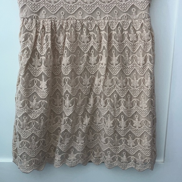 Forever 21 size medium creamy / Tan A-line Flutter Sleeve lace Dress lined Teen - Picture 10 of 16